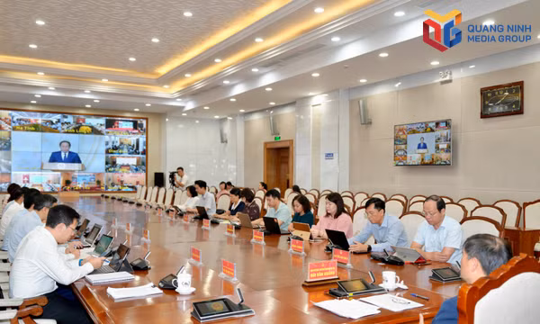 Thủ tướng Chính phủ Lê Minh Hưng chủ trì Hội nghị.