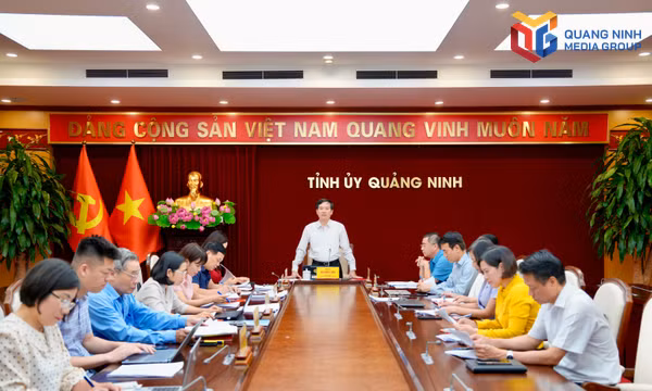 Đồng chí Phó Bí thư Tỉnh ủy Vũ Quyết Tiến nghe báo cáo đề án thí điểm thành lập Đảng bộ MTTQ, các đoàn thể tỉnh