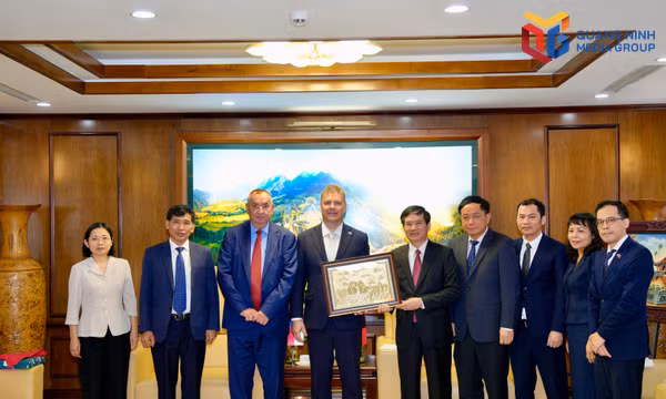 Đồng chí Vũ Quyết Tiến, Phó Bí thư Tỉnh ủy tiếp xã giao Chủ tịch Đảng Cộng sản Séc