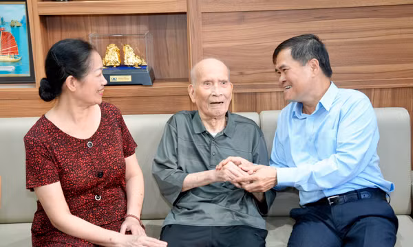 Chủ tịch UBND thành phố thăm, chúc sức khỏe ông Nguyễn Ngọc Đàm nhân Ngày Quốc tế Người cao tuổi