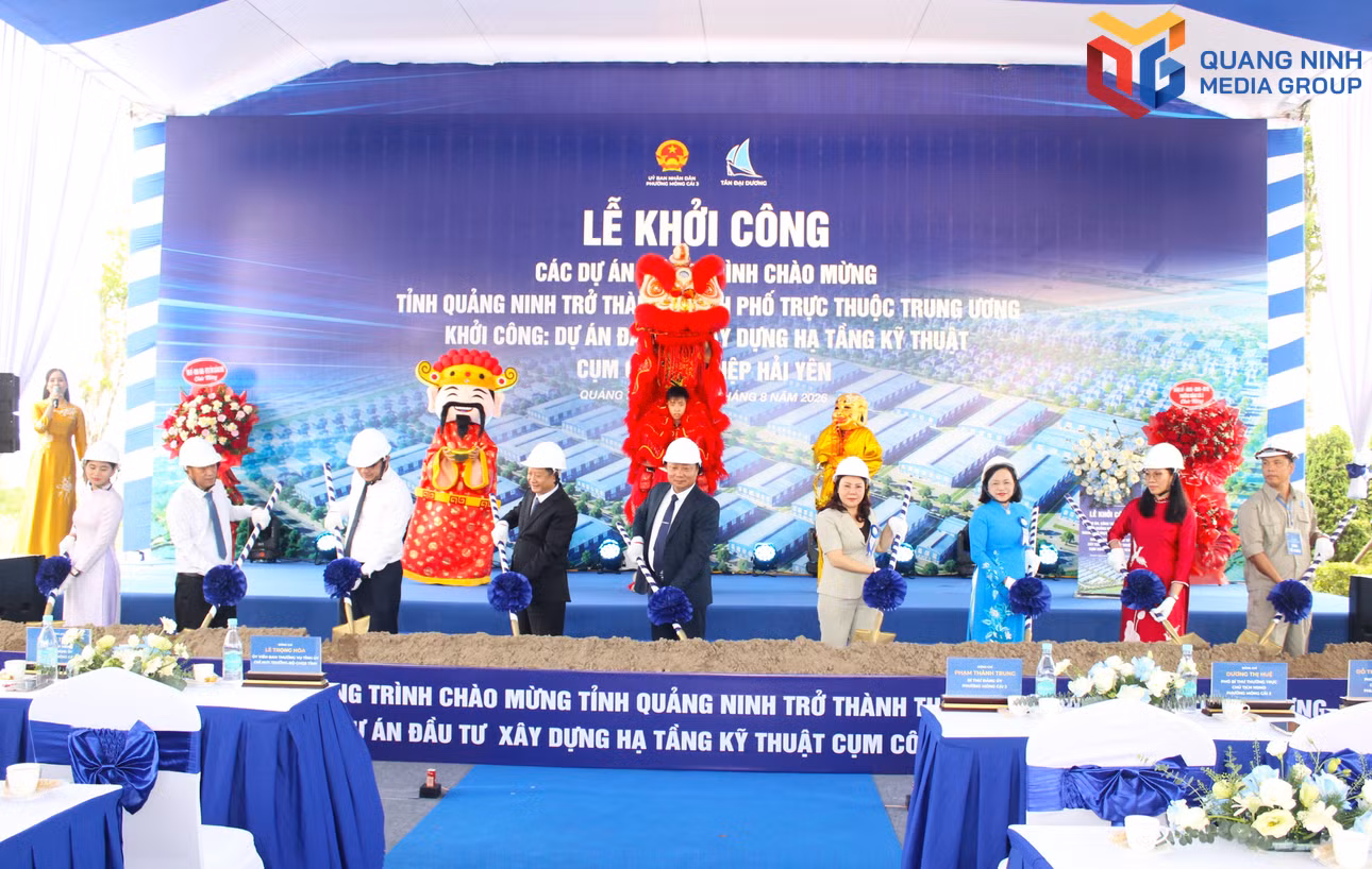 Các đại biểu thực hiện nghi lễ khởi công dự án.