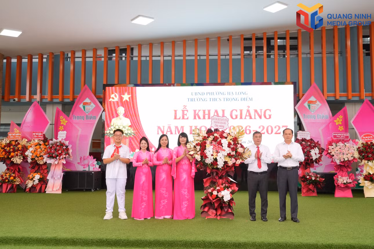 Đồng chí Nguyễn Chí Thành, Uỷ viên Ban Thường vụ Thành uỷ, Phó Chủ tịch Thường trực Ủy ban MTTQ Việt Nam thành phố Quảng Ninh, tặng hoa chúc mừng nhà trường trong ngày khai giảng năm học mới.