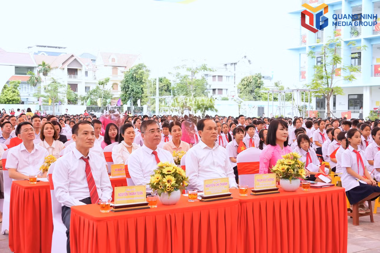 Đồng chí Nguyễn Chí Thành, Uỷ viên Ban Thường vụ Thành uỷ, Phó Chủ tịch Thường trực Ủy ban MTTQ Việt Nam thành phố Quảng Ninh, dự lễ khai giảng năm học với thầy và trò Trường THCS Trọng điểm, phường Hạ Long.