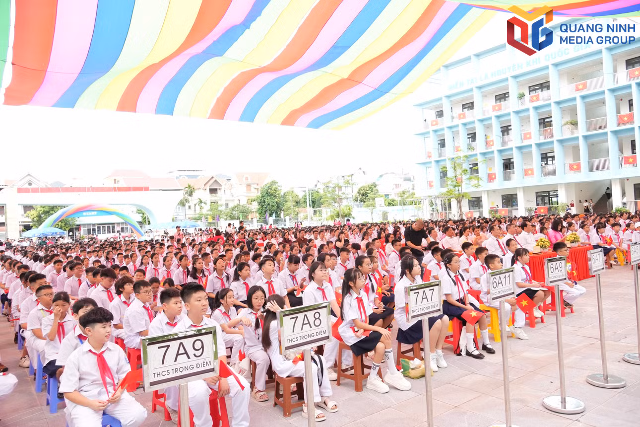 Học sinh trường THCS Trọng Điểm hân hoan chào đón năm học mới.