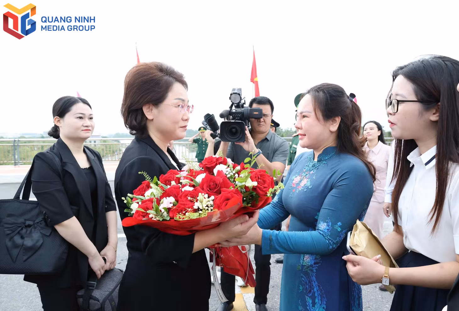 bqn_tl_lanh-dao-phuong-mong-cai-1-don-doan-cong-tac-thanh-pho-phong-thanh-cang-trung-quoc-sang-viet-nam-tham-du-le-cong-bo-nghi-quyet-cua-quoc-hoi-ve-viec-thanh-lap-thanh-pho-quang-ninh.jpg