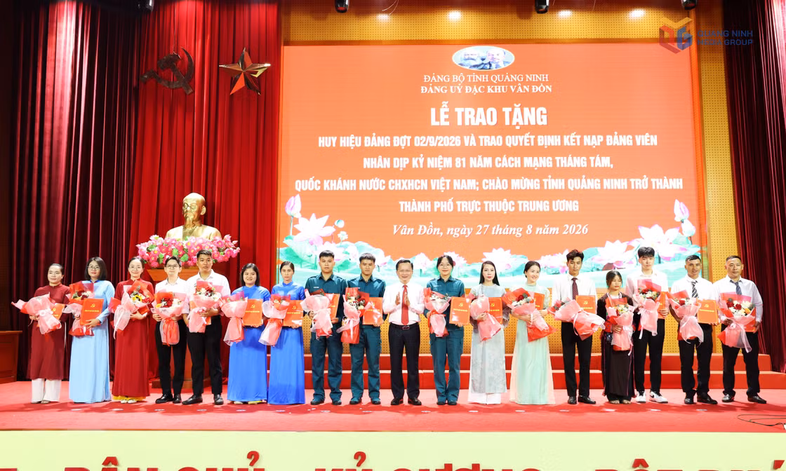 Các địa phương tổ chức trao tặng Huy hiệu Đảng đợt 2/9 và kết nạp đảng viên mới