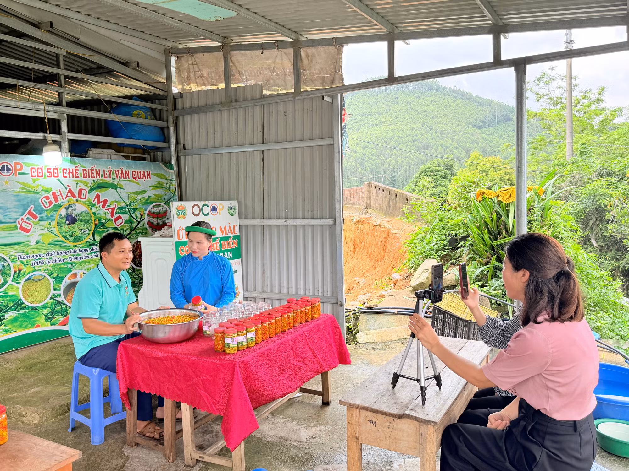 Hội nông dân xã Đông Ngũ hỗ trợ hội viên livestream bán hàng qua mạng xã hội.
