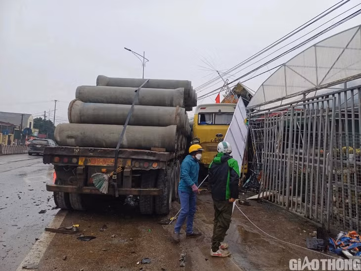 Tại hiện trường, cả hai phương tiện và 4 nhà dân bị hư hỏng.