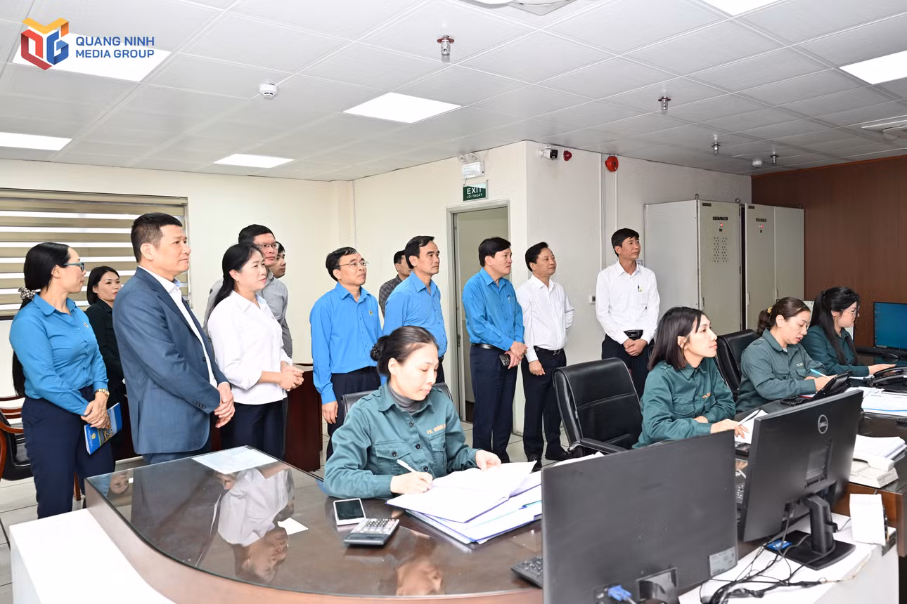 doan-cong-tac-truc-tiep-tham-va-lam-viec-tai-tram-es2-phan-xuong-kho-ben-619.jpg