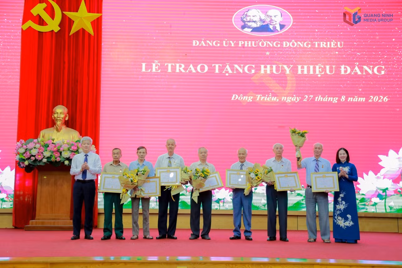 cac-dong-chi-lanh-dao-phuong-dong-trieu-trao-huy-hieu-dang-cho-cac-dong-chi-dang-vien-65-va-60-nam-tuoi-dang-2528.jpg