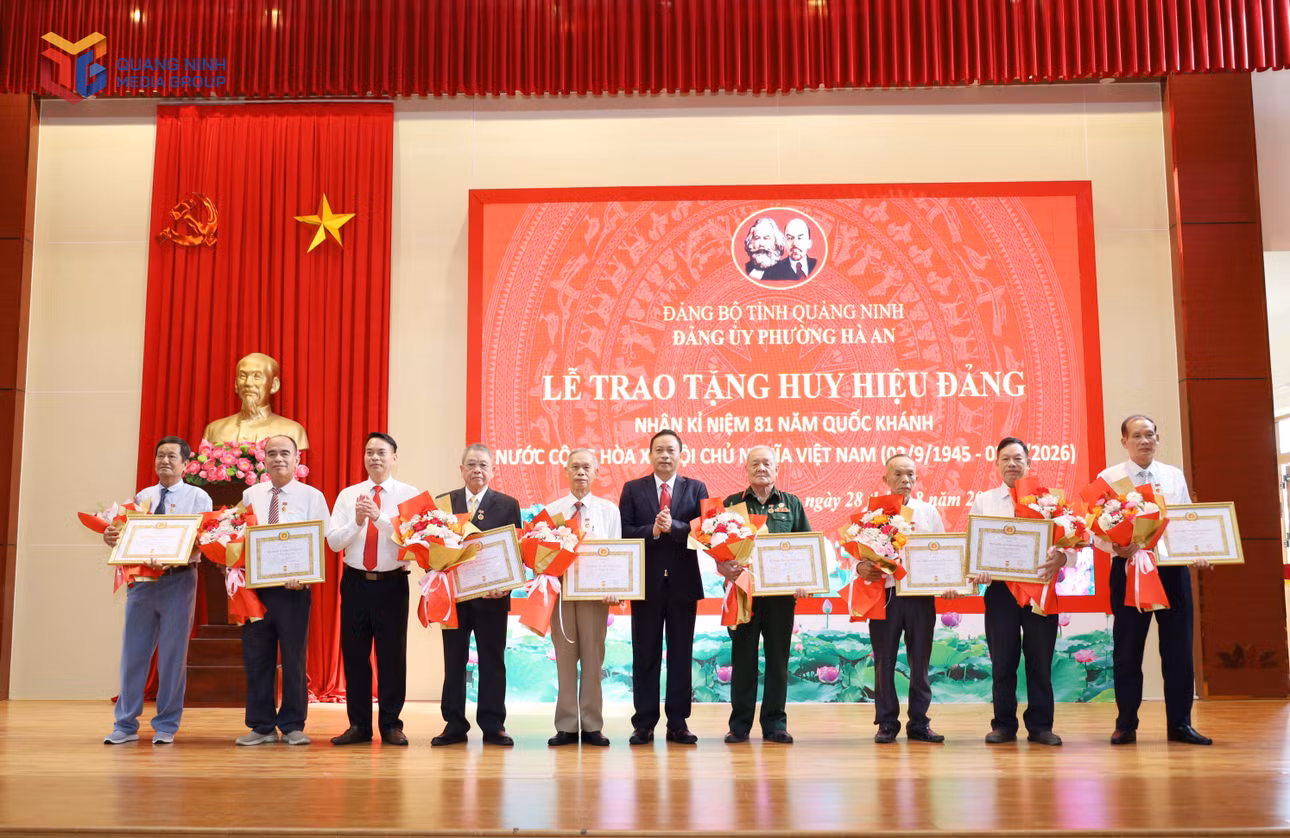 Đảng bộ phường Hà An trao tặng Huy hiệu 55 năm, 50 năm, 45 năm, 40 năm, 35 năm và 30 năm tuổi Đảng cho 32 đồng chí đảng viên.