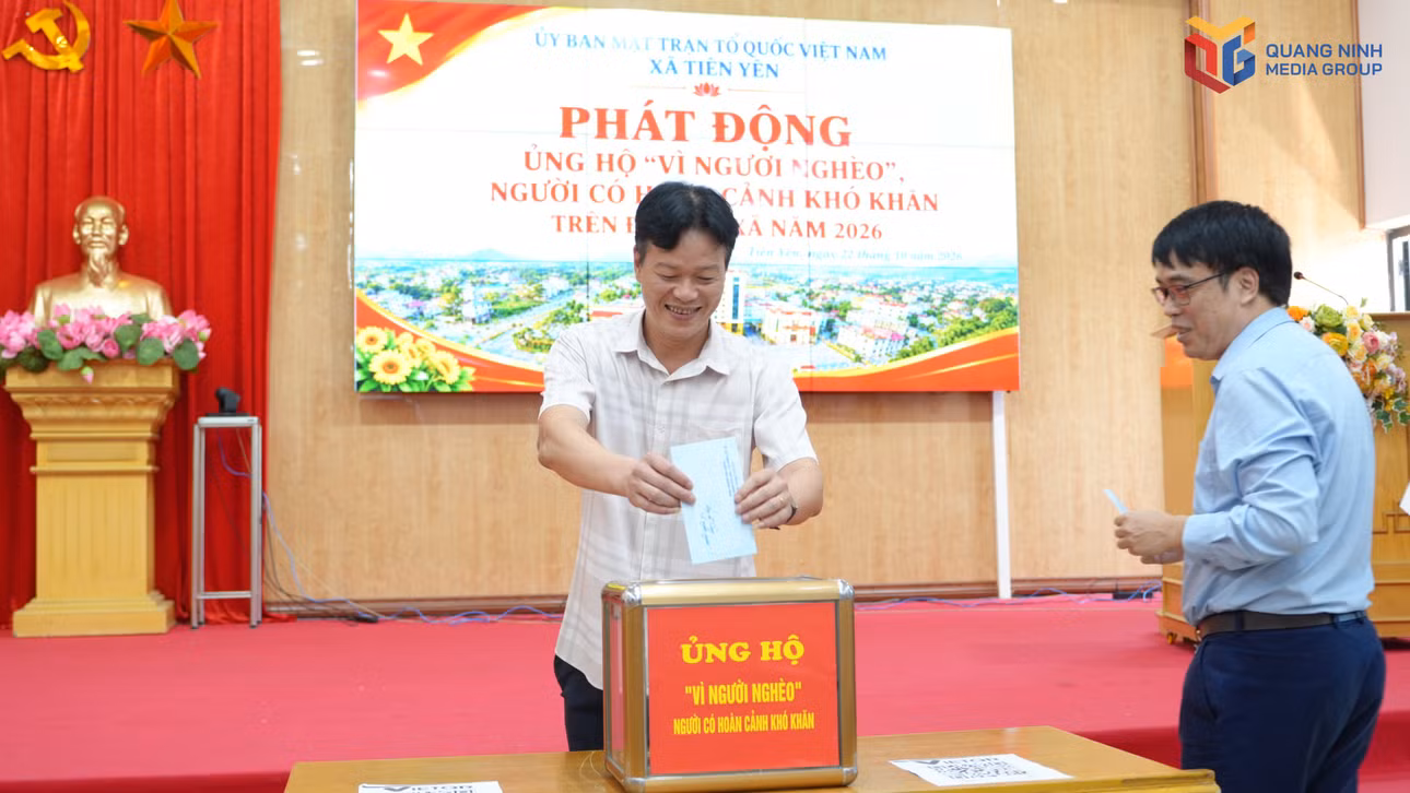 lanh-dao-xa-tien-yen-ung-ho-quy-vi-nguoi-ngheo-nam-1660.jpg
