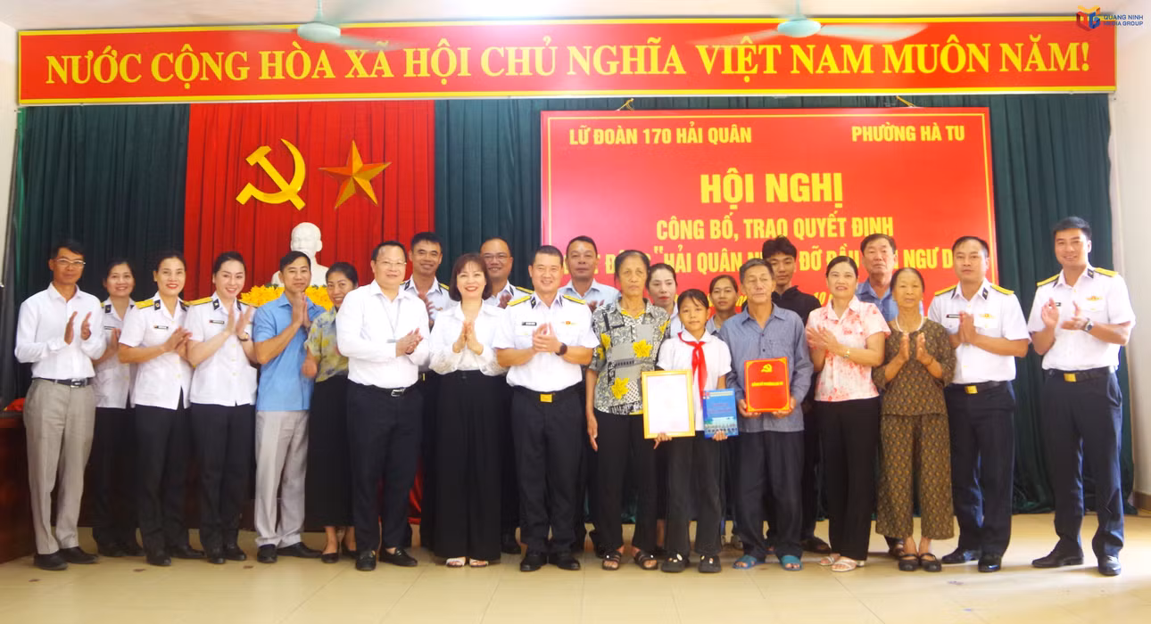 anh-1-dai-ta-do-xuan-chung-va-lanh-dao-phuong-ha-tu-trao-quyet-dinh-va-tang-qua-cho-chau-nguyen-thi-thu-hang-3211.jpg
