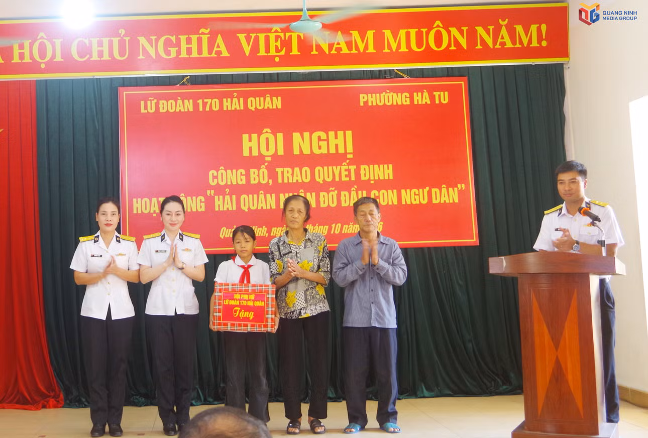 anh-4-hoi-phu-nu-doan-co-so-lu-doan-170-hai-quan-tang-qua-cho-chau-nguyen-thi-thu-hang-2045.jpg