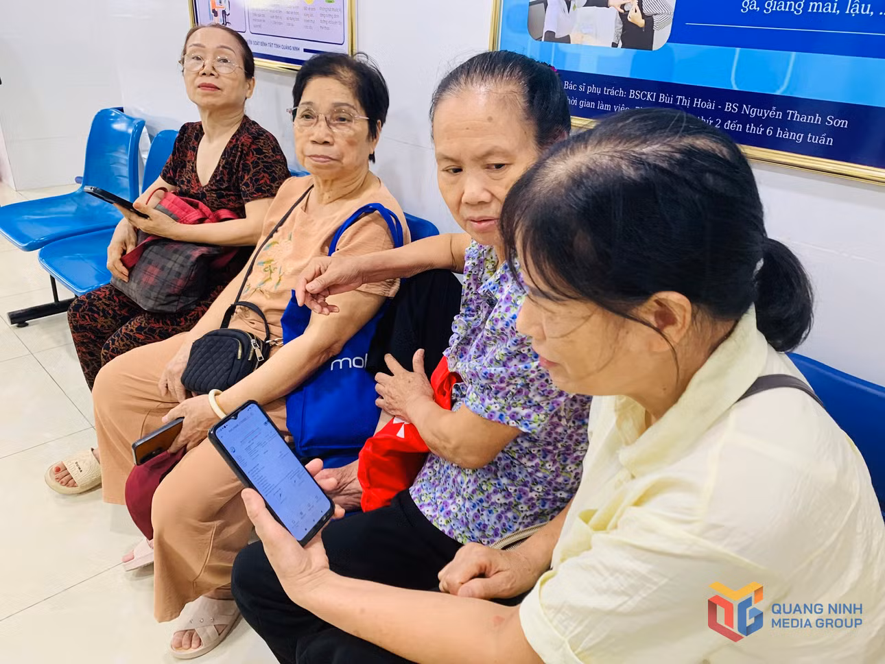 ba-phan-thi-nguyen-o-phuong-ha-long-kiem-tra-ket-qua-kham-suc-khoe-tren-ung-dung-app-cdc-quang-ninh.jpg