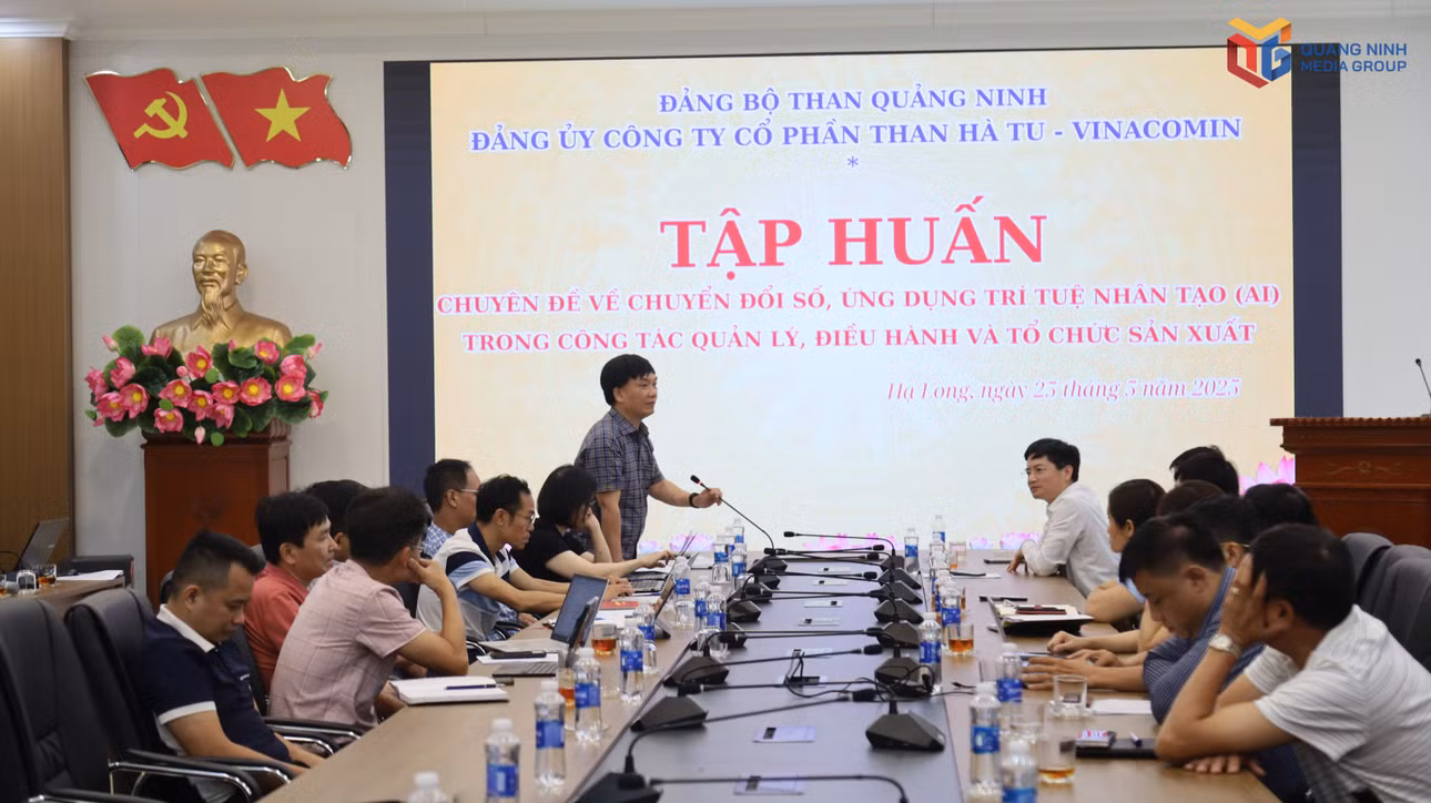 anh-4-bi-thu-dang-uy-giam-doc-cong-ty-cp-than-ha-tu-tran-quoc-tuan-trao-doi-voi-can-bo-doan-vien-thanh-nien-ve-phat-huy-vai-tro-tien-phong-cua-tuoi-tre-trong-chuyen-doi-so-5056.jpg