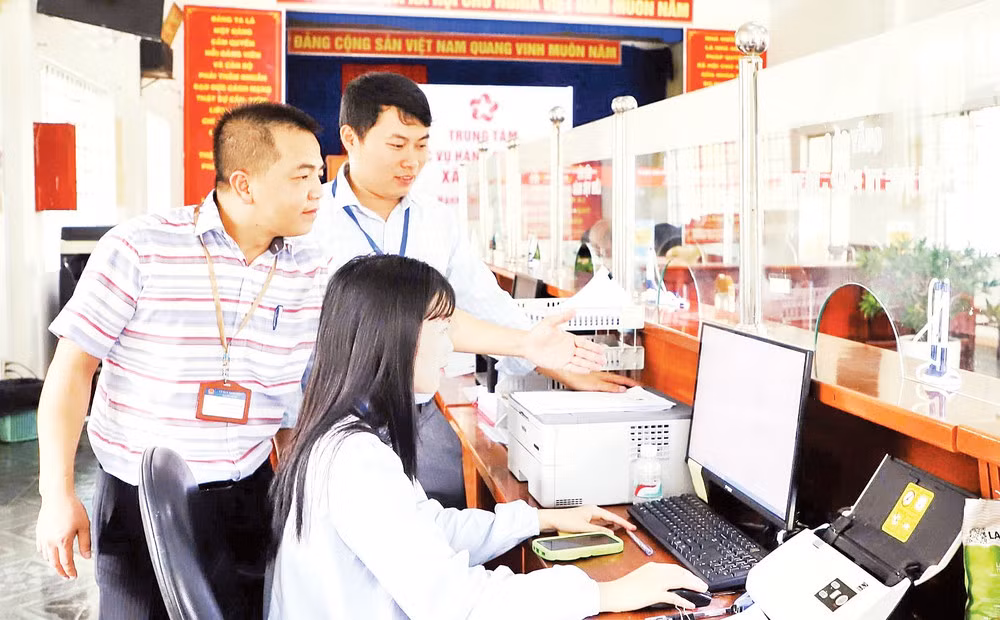 Các cán bộ tại Trung tâm dịch vụ hành chính công xã Tà Năng (Lâm Đồng) hỗ trợ nhau thực hiện nhiệm vụ.