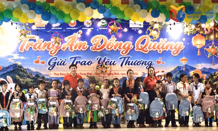 Vui Trung thu "Trăng ấm Đồng Quặng” tại xã Thống Nhất 