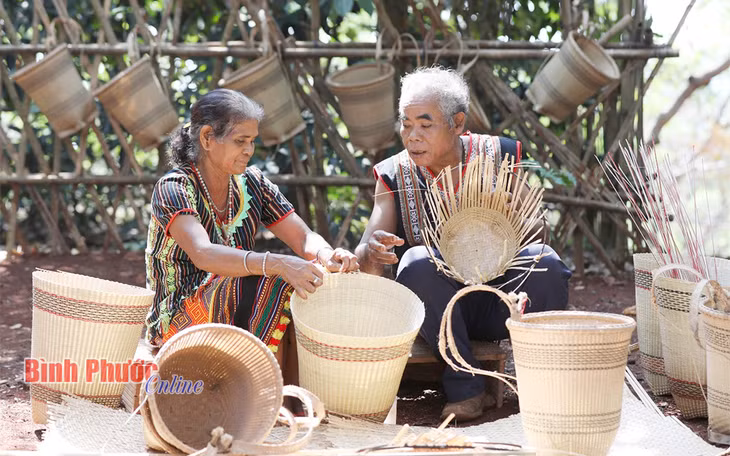 Vợ chồng ông Điểu Oanh hằng ngày vẫn chăm chỉ đan gùi để tăng thu nhập và giữ nghề truyền thống của dân tộc mình