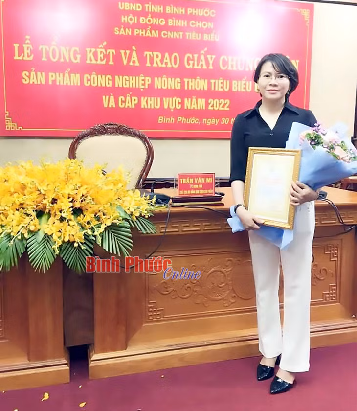 Chị Võ Thị Hiền, Chủ cơ sở sản xuất tiêu sạch Cô Hai nhận giấy chứng nhận sản phẩm công nghiệp nông thôn tiêu biểu cấp tỉnh năm 2022