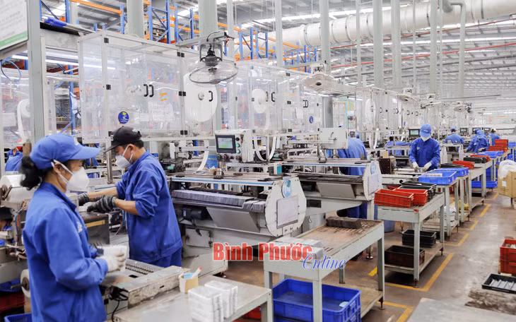 Chuyển đổi số là xu hướng phát triển tất yếu, mang lại nhiều cơ hội, tác động mạnh mẽ đến doanh nghiệp. Trong ảnh: Công nhân Công ty TNHH LEOCH BATTERY (Việt Nam), Khu công nghiệp Becamex - Bình Phước, huyện Chơn Thành trong giờ làm việc - Ảnh: Trương Hiện