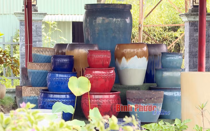 Sản phẩm gốm sau khi qua giai đoạn nung thành phẩm đã khoác lên nhiều chi tiết, màu sắc bắt mắt
