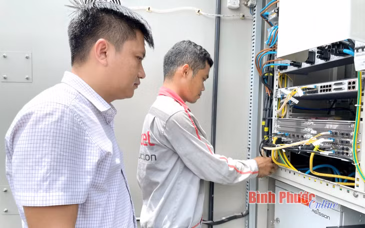 Viettel Bình Phước lắp đặt, đưa vào sử dụng dịch vụ mạng 5G đặt tại UBND tỉnh, giúp kết nối dữ liệu tốc độ cao gấp 50 lần mạng 4G hiện tại