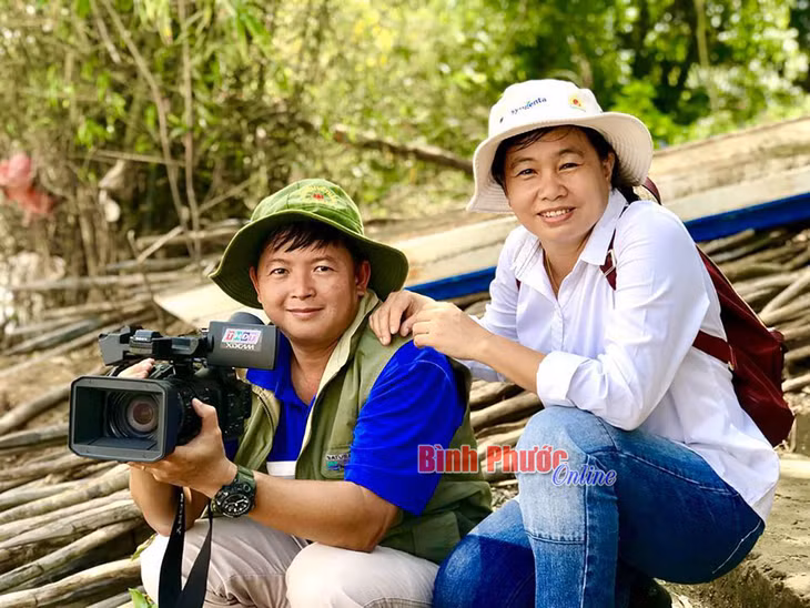 Nhà báo Nguyễn Thanh Bình (bên phải) cùng đồng nghiệp trong một chuyến công tác
