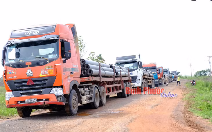 Thời gian qua, UBND tỉnh đã đẩy mạnh thực hiện dự án ở những vùng kinh tế khó khăn. Trong ảnh: Tập đoàn Hưng Hải tập trung vật liệu, thiết bị để thực hiện dự án điện năng lượng mặt trời tại huyện Lộc Ninh