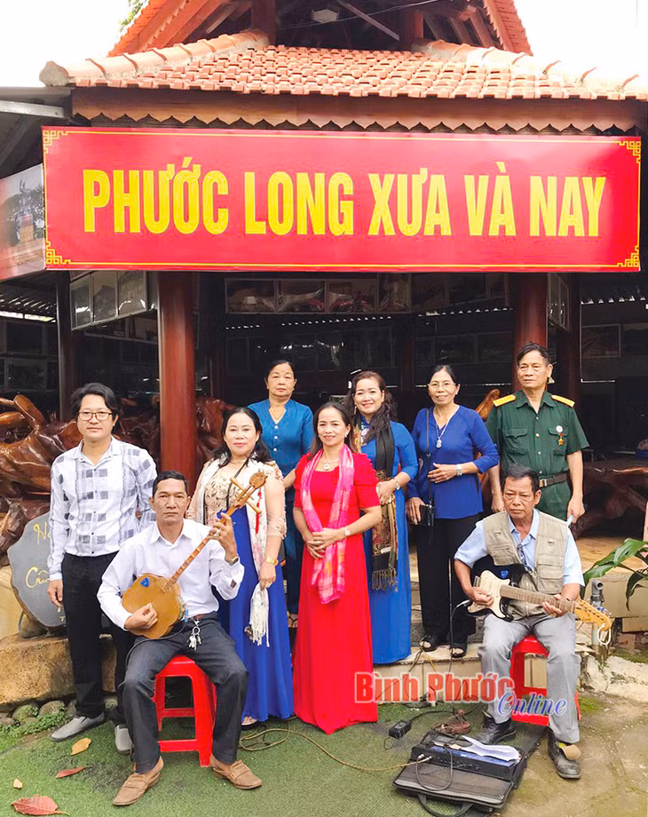 Bà Tám Hồng (thứ 2 từ phải sang) và câu lạc bộ đờn ca tài tử do bà thành lập