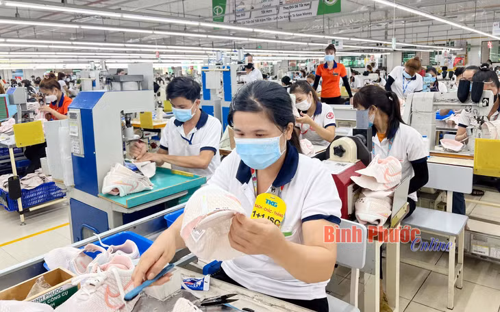 Với nền tảng “4 tốt”, lãnh đạo tỉnh Bình Phước cam kết luôn đồng hành và tạo điều kiện thuận lợi cho doanh nghiệp đầu tư sản xuất, kinh doanh. Trong ảnh: Công nhân Khu công nghiệp Minh Hưng - Hàn Quốc (thị xã Chơn Thành) trong giờ làm việc