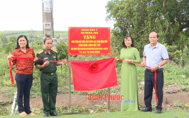 Lãnh đạo huyện Lộc Ninh và xã Lộc Thuận phối hợp Sư đoàn 302, Quân khu 7 bàn giao công trình đèn chiếu sáng đường giao thông nông thôn chào mừng Kỷ niệm 50 năm Ngày Giải phóng Lộc Ninh