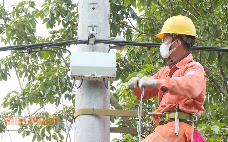 Kéo điện lưới về sóc vùng sâu của xã Lộc Khánh, huyện Lộc Ninh là một trong những phần việc thực hiện tiêu chí của chương trình xây dựng nông thôn mới, góp phần cải thiện đời sống nhân dân