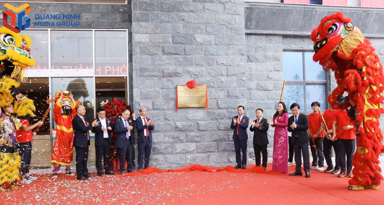 Các đại biểu cắt băng khánh thành Cơ sở sản xuất vải dệt hóa học Hoa Mậu (Việt Nam).