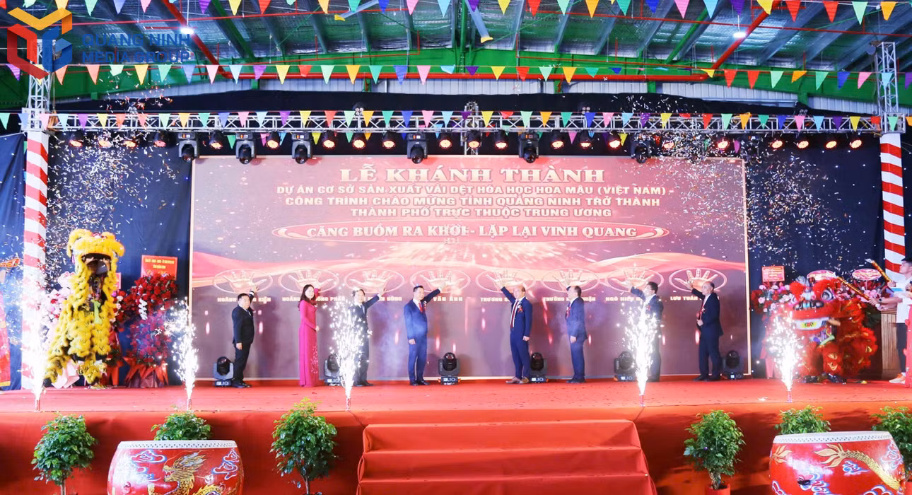 Đại biểu ấn nút khánh thành Cơ sở sản xuất vải dệt hóa học Hoa Mậu (Việt Nam).