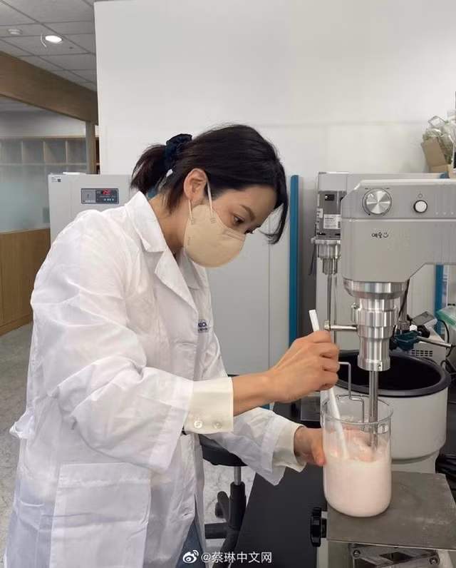 Chae Rim giờ chuyển hướng kinh doanh, nghiên cứu và phát triển một dòng mỹ phẩm thiên nhiên.