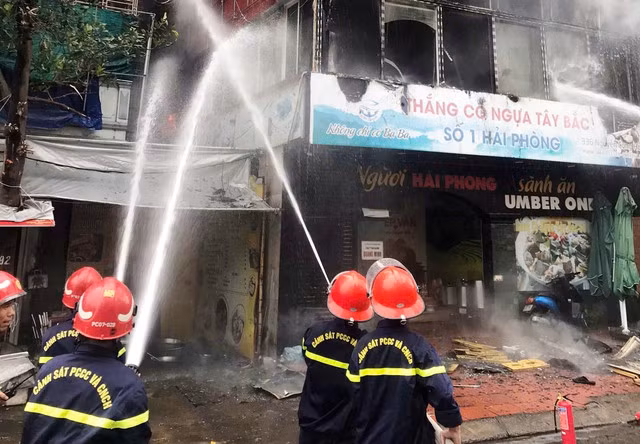 Đến 13 giờ 5 phút cùng ngày, đám cháy được dập tắt, không có thiệt hại về người