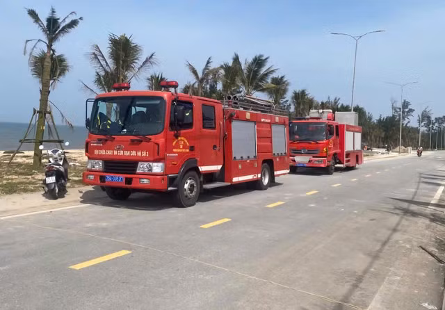 Cảnh sát điều phương tiện, lực lượng đến tìm kiếm tung tích nạn nhân.
