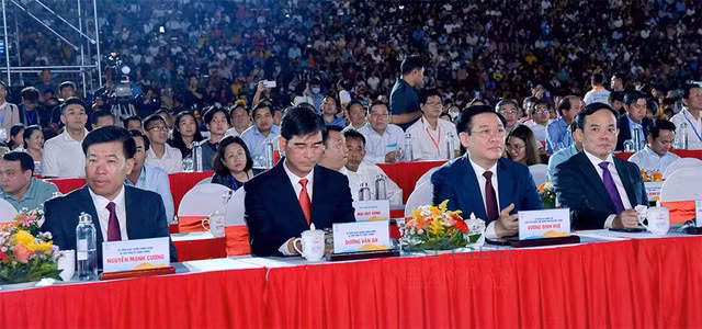 Chủ tịch Quốc hội Vương Đình Huệ, Phó Thủ tướng Chính phủ Trần Lưu Quang cùng các đại biểu dự Lễ khai mạc - Ảnh: Báo Đại biểu nhân dân