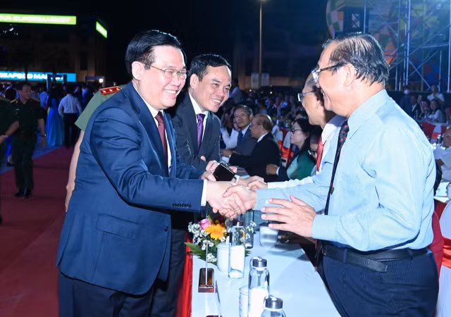 Chủ tịch Quốc hội Vương Đình Huệ và Phó Thủ tướng Chính phủ Trần Lưu Quang dự Lễ khai mạc Năm Du lịch quốc gia 2023 - Ảnh: Báo Đại biểu nhân dân