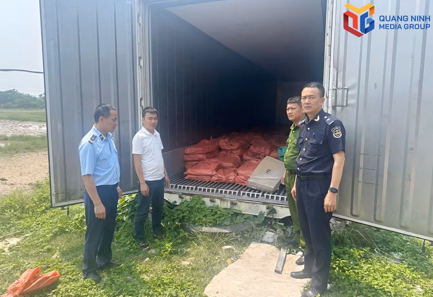 bqn_tr_kham-kho-lanh-chua-3300-kg-canh-ga.jpg