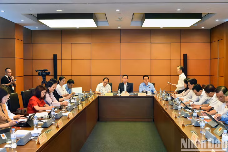 Quang cảnh phiên thảo luận tại Tổ 11 sáng 24/10. (Ảnh: THỦY NGUYÊN)