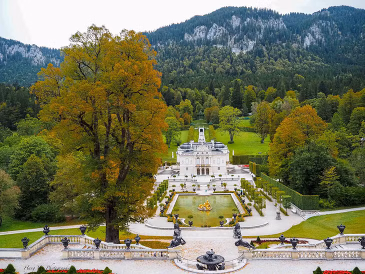 Linderhof tọa lạc tại vị trí đẹp trong một thung lũng Ammer, nơi nổi bật với cảnh sắc thiên nhiên tươi đẹp, với nhiều điểm tham quan khác nhau như động Venus, nhà Ma-rốc và Moorish Kiosk. Ảnh: Hang Van Photography