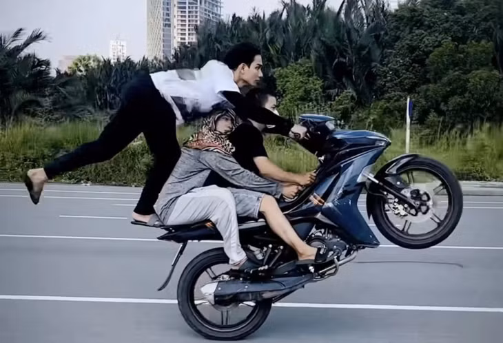 Ba thanh niên diễn "xiếc".