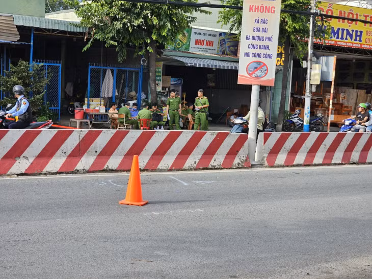 Lực lượng chức năng khám nghiệm hiện trường.