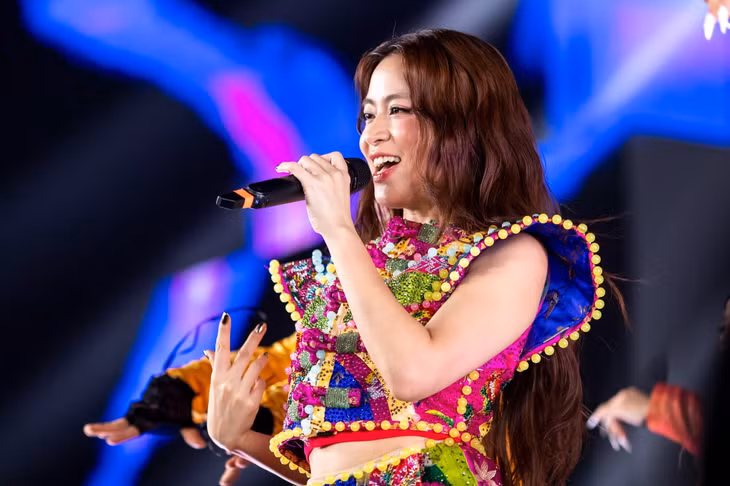 Hoàng Thùy Linh gây tranh cãi về khả năng hát live trong Vietnamese Concert.
