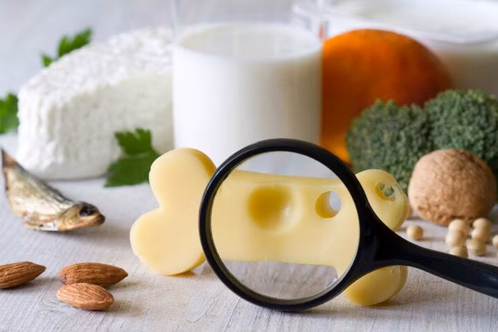 Bị loãng xương nên tránh ăn gì là băn khoăn của nhiều người. (Ảnh: Shutterstock)