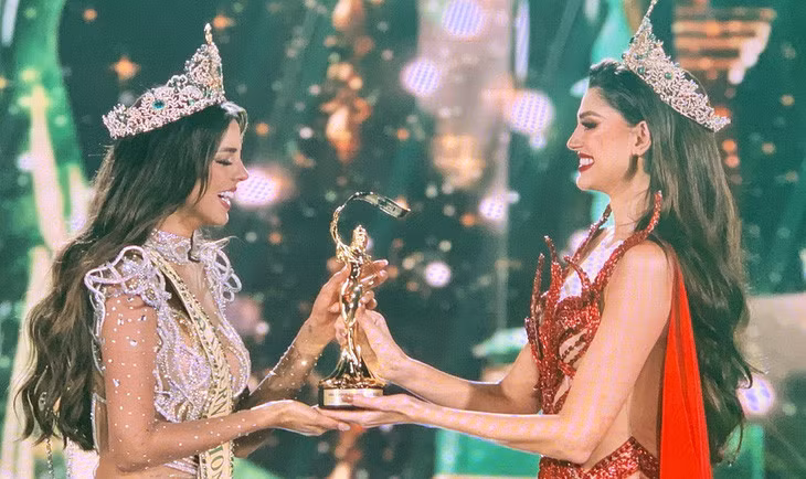 Đương kim Miss Grand International Isabella Menin (bên phải) trao vương miện cho tân hoa hậu đến từ Peru