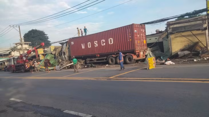 Thông tin ban đầu, tài xế ngủ gật nên chiếc xe container đã tông vào loạt kiot