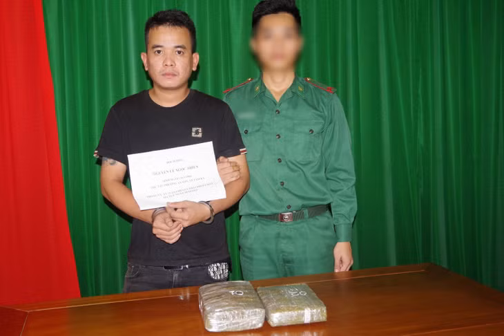 Nguyễn Lê Ngọc Thiên và 2 bánh ma túy là cần sa khô bị tạm giữ. Ảnh: HA